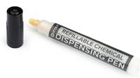 Nachfüllbarer Chemie-Spender-Stift mit entfernter schwarzer Kappe, der die Stiftspitze und das beschriftete Röhrchen zeigt.