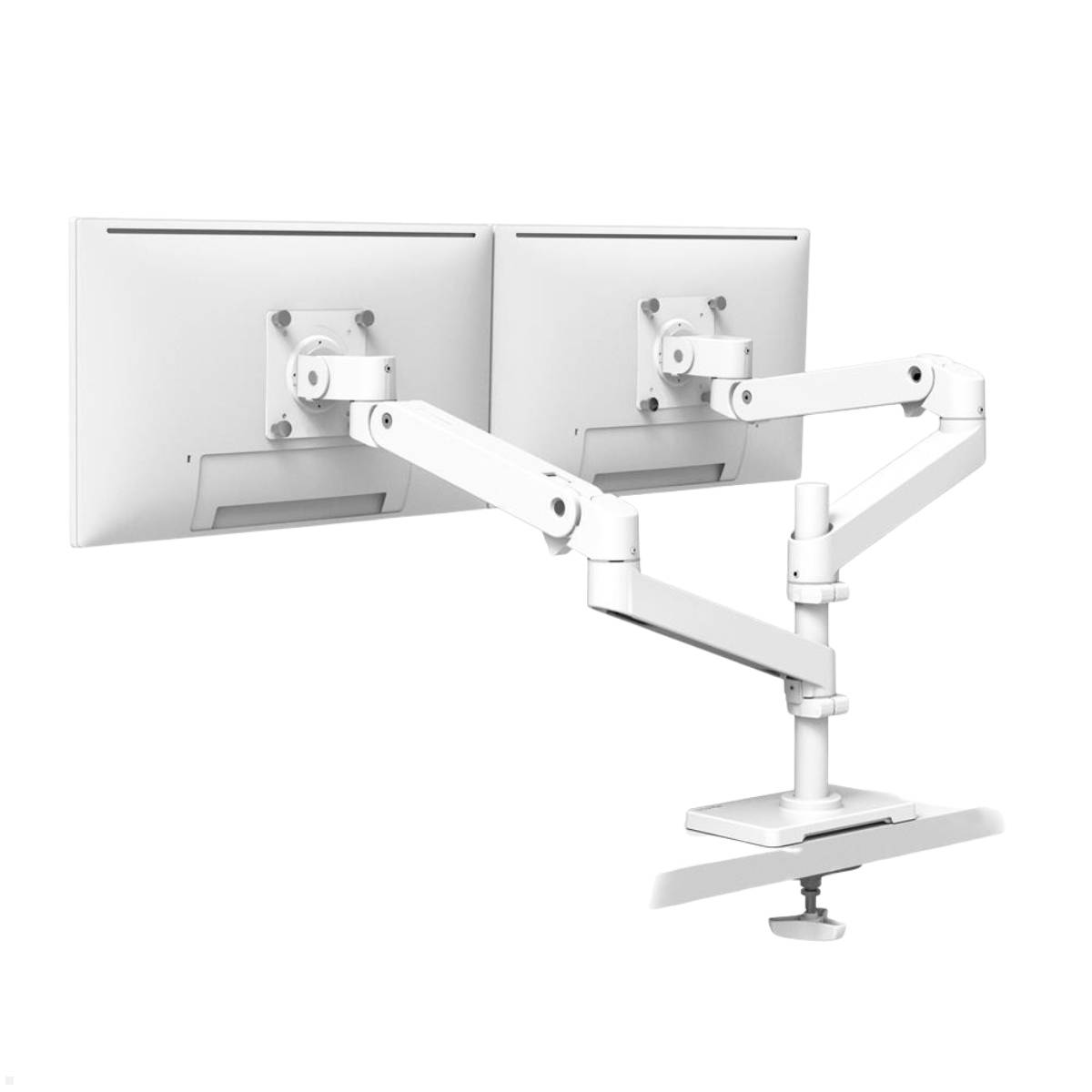 Weißer Dual-Monitor-Arm, auf einem Schreibtisch montiert, der zwei Flachbildschirme nebeneinander auf verstellbaren Gelenkhalterungen trägt.