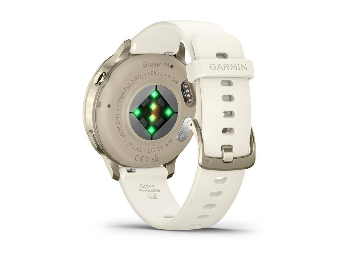Eine weiße Garmin-Smartwatch, von hinten gesehen, mit Edelstahlgehäuse und Herzfrequenzsensoren und einem teilweise sichtbaren Armband.