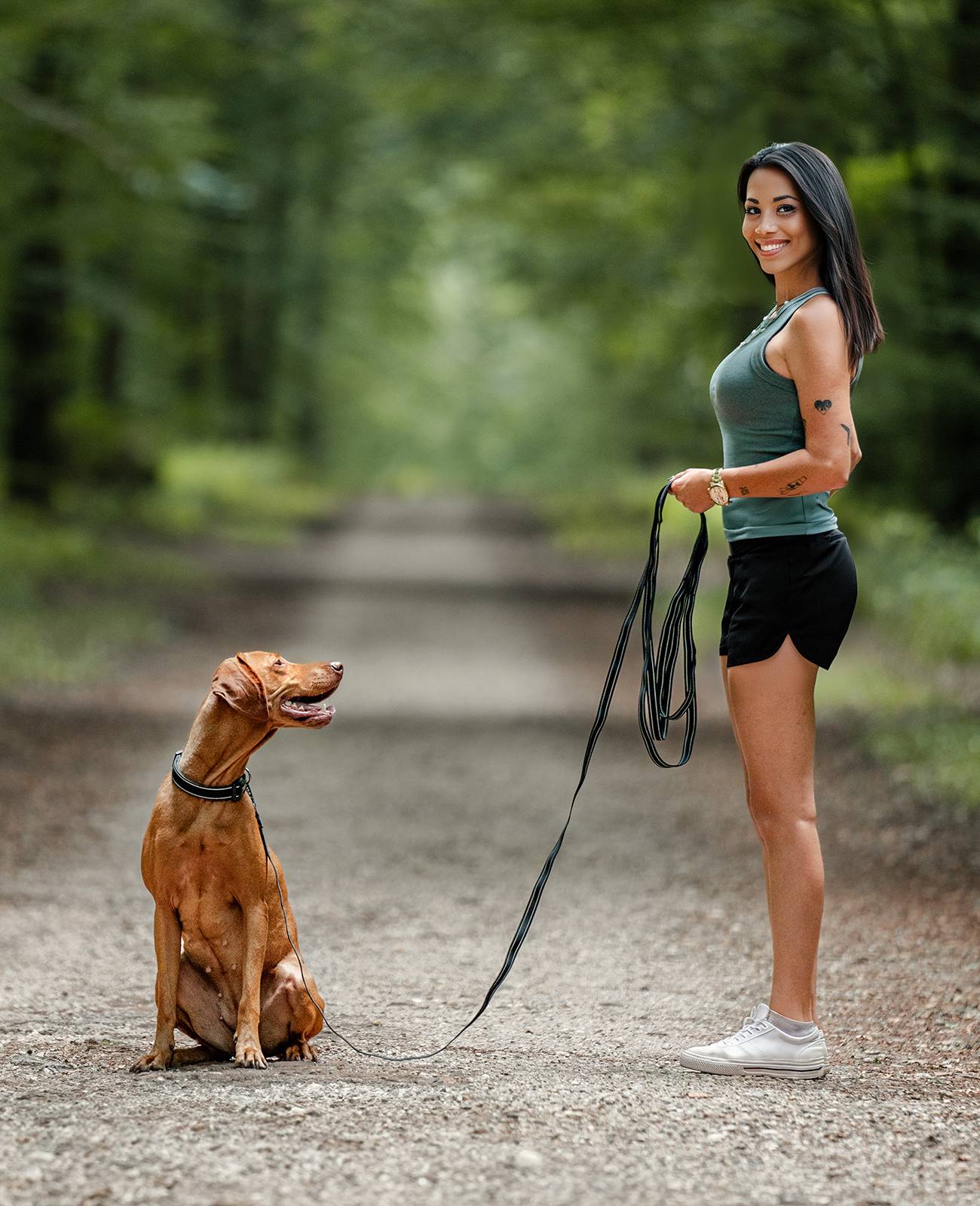 lionto Schleppleine für Hunde 15 m gummiert, reflektierend & wetterfest mit Handschlaufe und 360°-Karabiner, schwarz