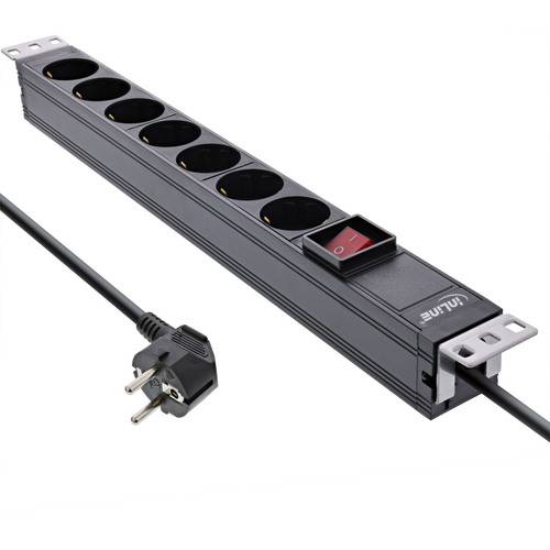 Ein schwarzes Sechsfach-Steckdosenleisten-Set mit Ein-/Ausschalter und angeschlossenem Stecker. Es ist für die Montage mit Metallhalterungen an jedem Ende konzipiert.