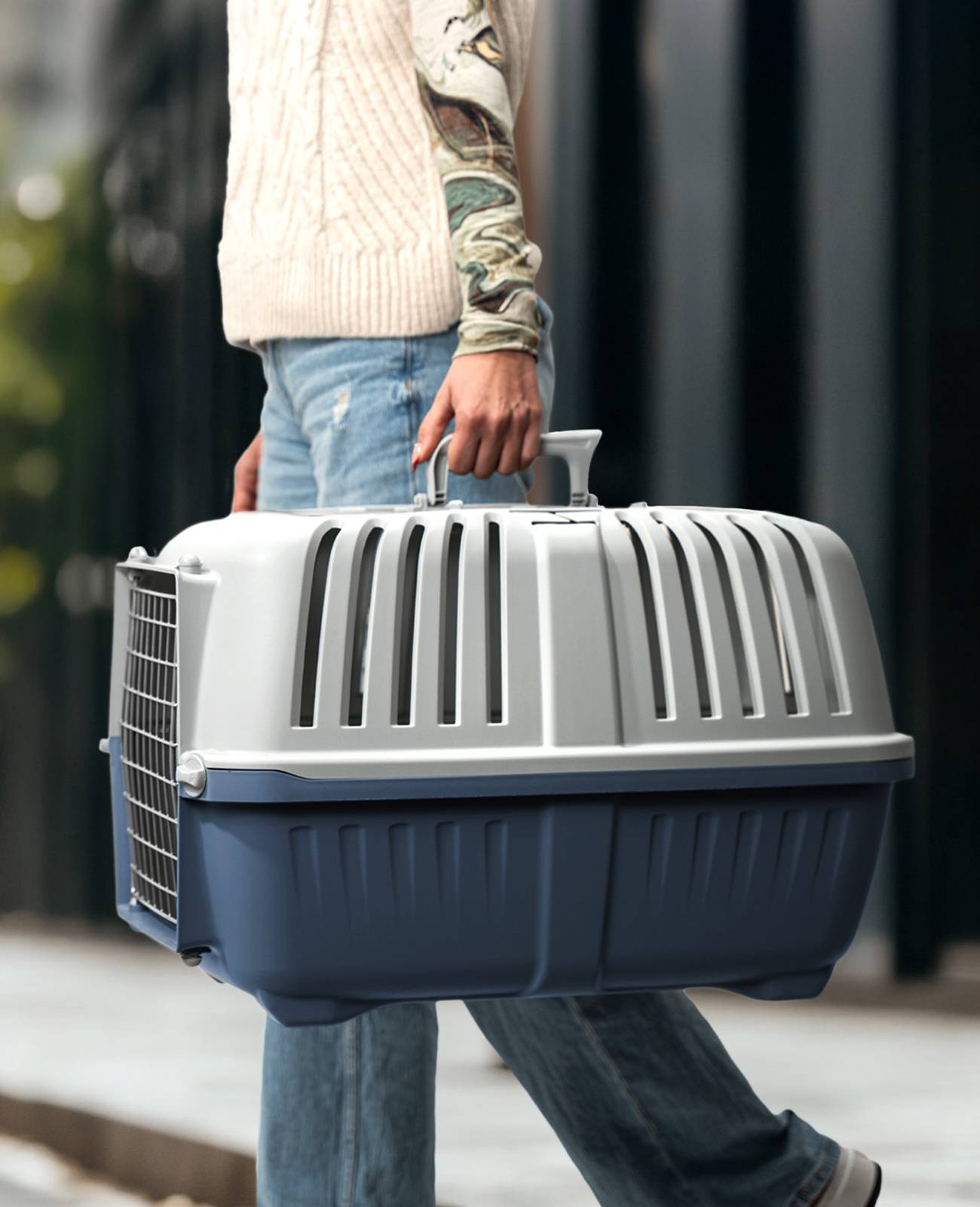 lionto Transportbox für Haustiere, robust & sicher, aus recyceltem Polypropylen, mit Metalltür & Tragegriff, 58,5x35,5x40 cm, dunkelblau