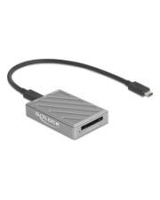 Ein silberner USB-C-Kartenleser mit angeschlossenem Kabel, beschriftet mit 'Delock', entwickelt zum Verbinden und Lesen von Speicherkarten auf kompatiblen Geräten.