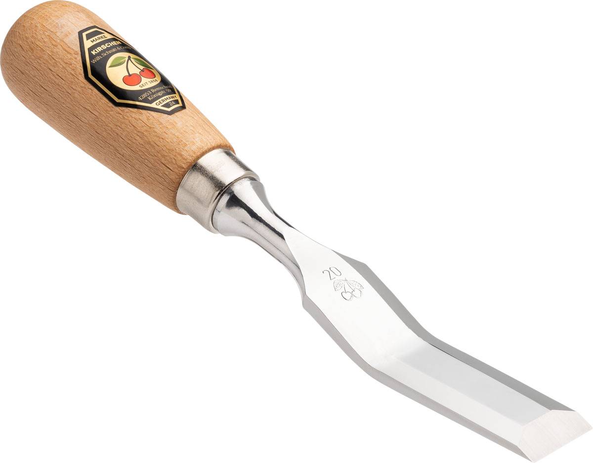 Ein Metallmeissel mit leichtem Holzgriff, der ein Herstellerlogo mit Kirschen aufweist. Die Klinge ist glänzend und für die Holzbearbeitung abgewinkelt.