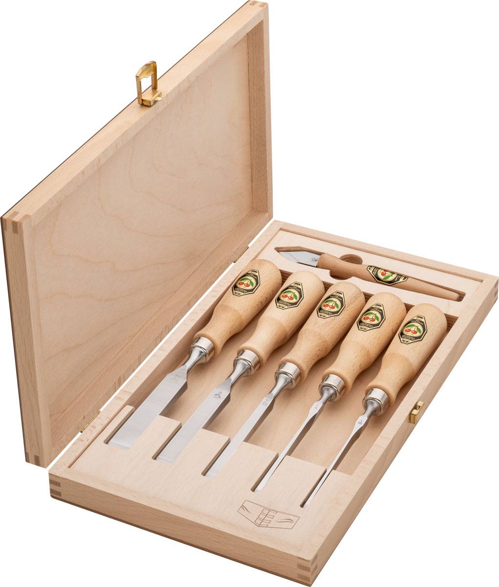 Ein offener Holzkasten, der einen Satz von sechs Holzbearbeitungsmeißeln mit Holzgriffen übersichtlich angeordnet zeigt, jeder mit einem Logo gekennzeichnet.