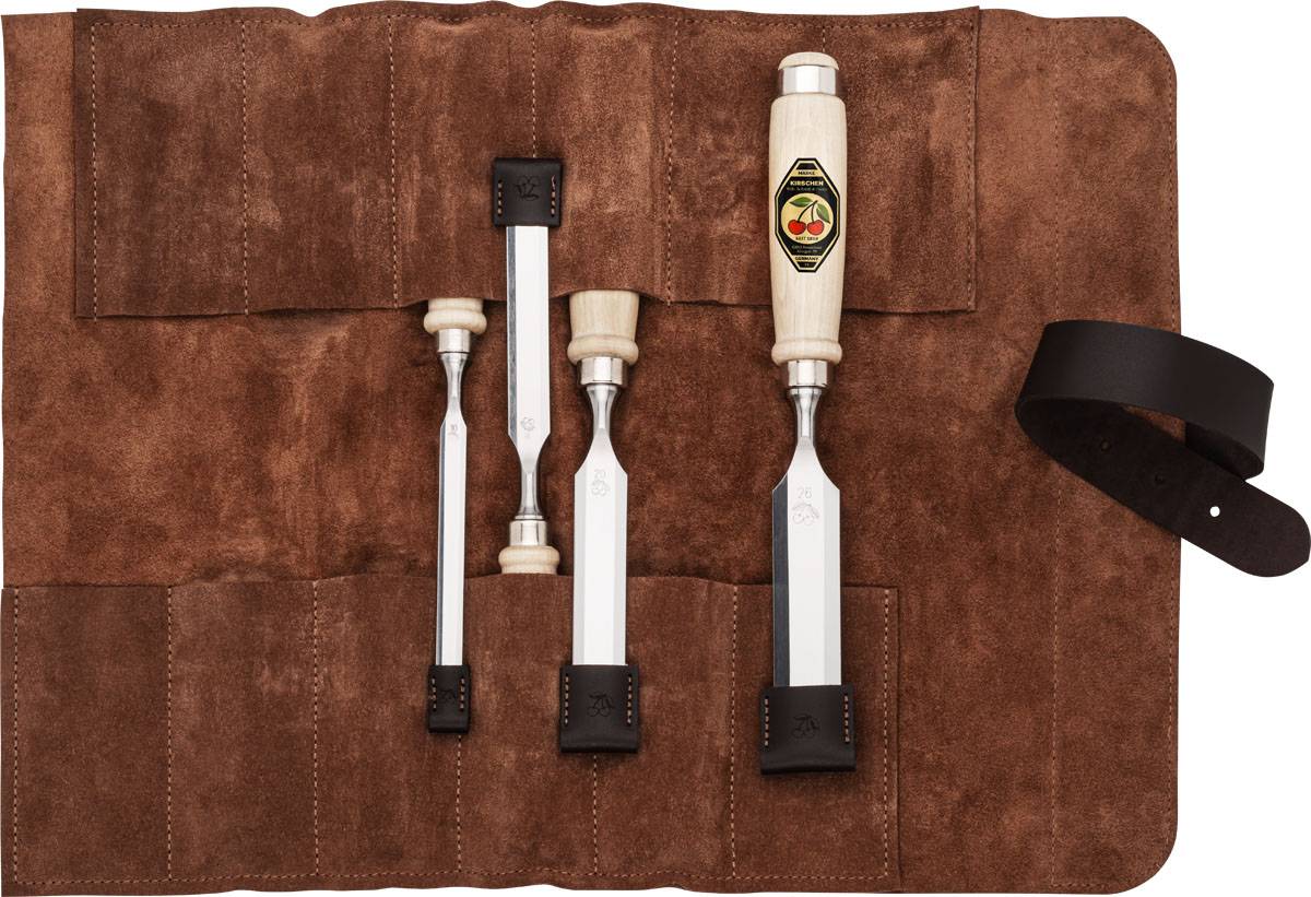 Ein Satz von vier Holzmeißeln mit Holzgriffen und Stahlklingen, angeordnet in einer braunen Leder-Werkzeugtasche, jeder in seiner eigenen Tasche.