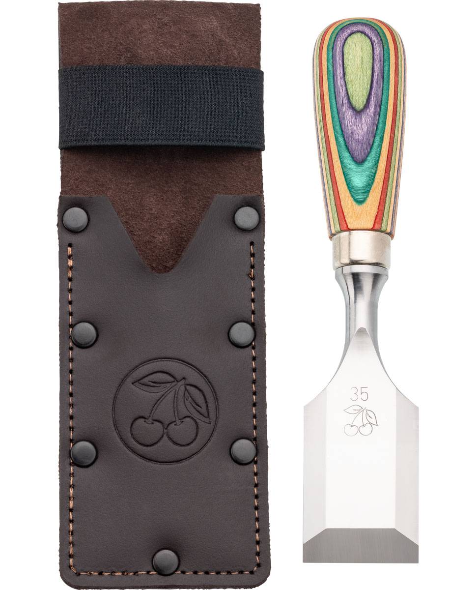 Ein Meißel mit farbenfrohem Griff mit einer nummerierten Metallklinge daneben in einem Lederetui, das ein Kirschenlogo trägt und Markenidentität andeutet.