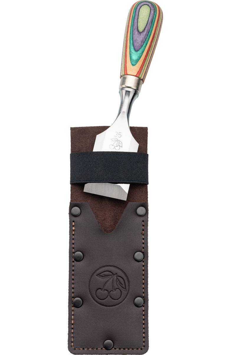 Ein Metallgartenwerkzeug mit hölzernem Griff, befestigt in einem braunen Lederholster, geprägt mit einem Kirschlogo.