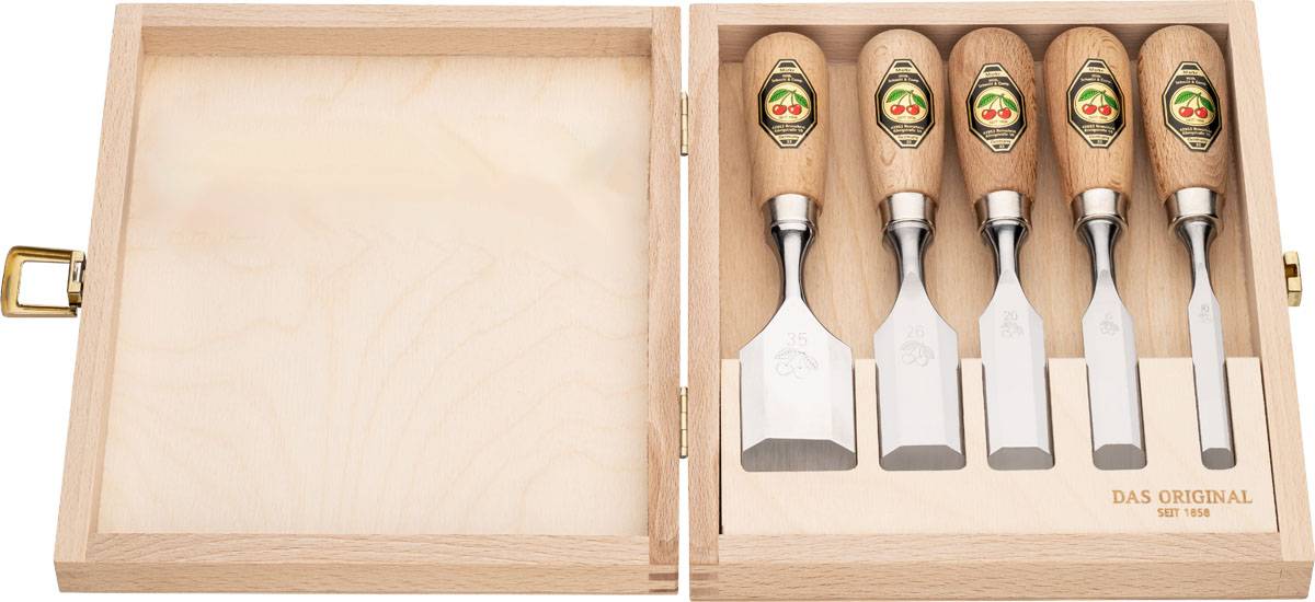 Zwei Holzbearbeitungsmeißel mit Holzgriffen und Stahlklingen, die in einer offenen Holzkiste ruhen und die Markenlogos auf den Griffen zeigen.