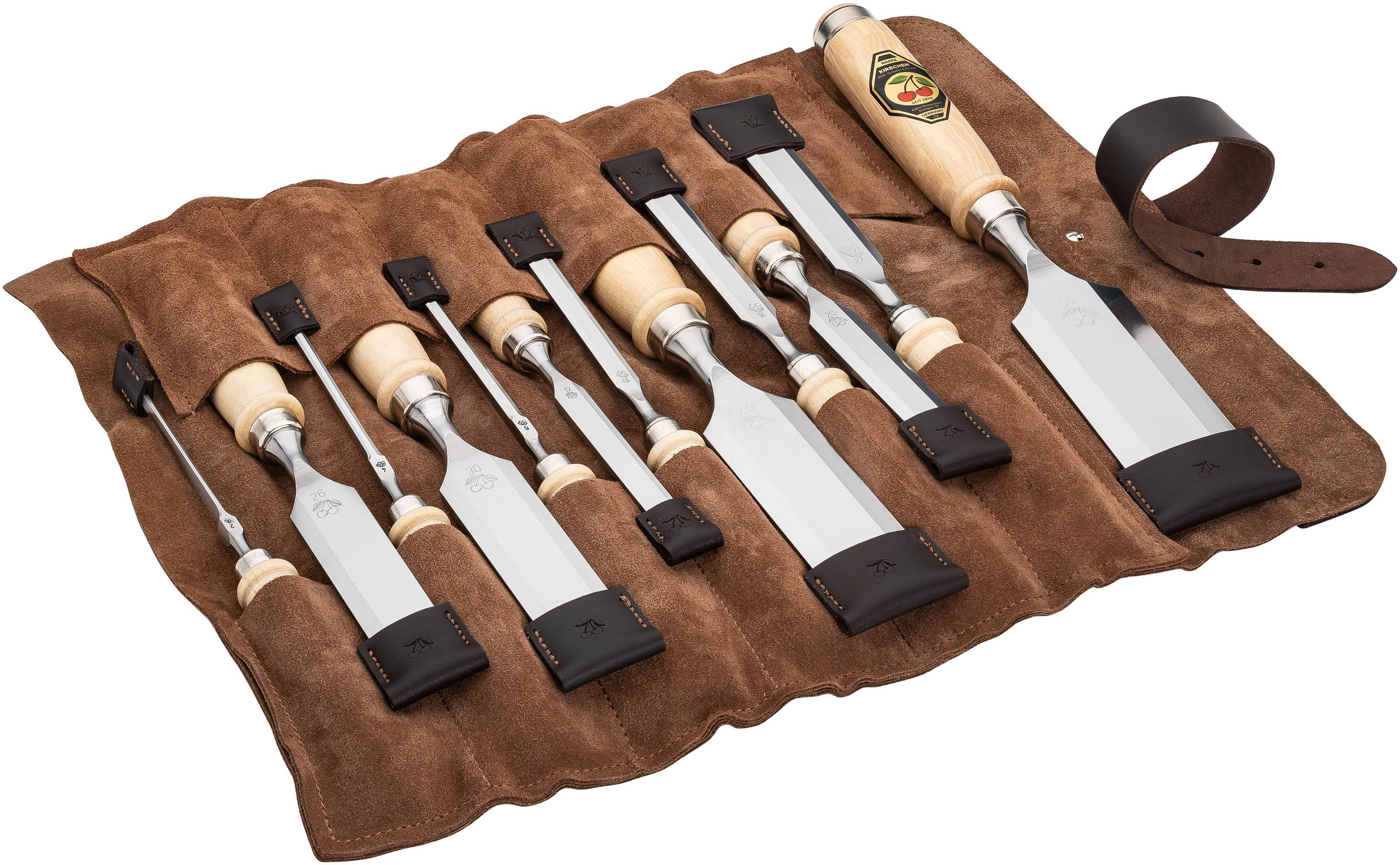 Ein Satz Holzbearbeitungsmeißel mit Holzgriffen, angeordnet in einem braunen Lederrollkoffer. Jeder Meißel ist in seinem eigenen Schlitz befestigt.