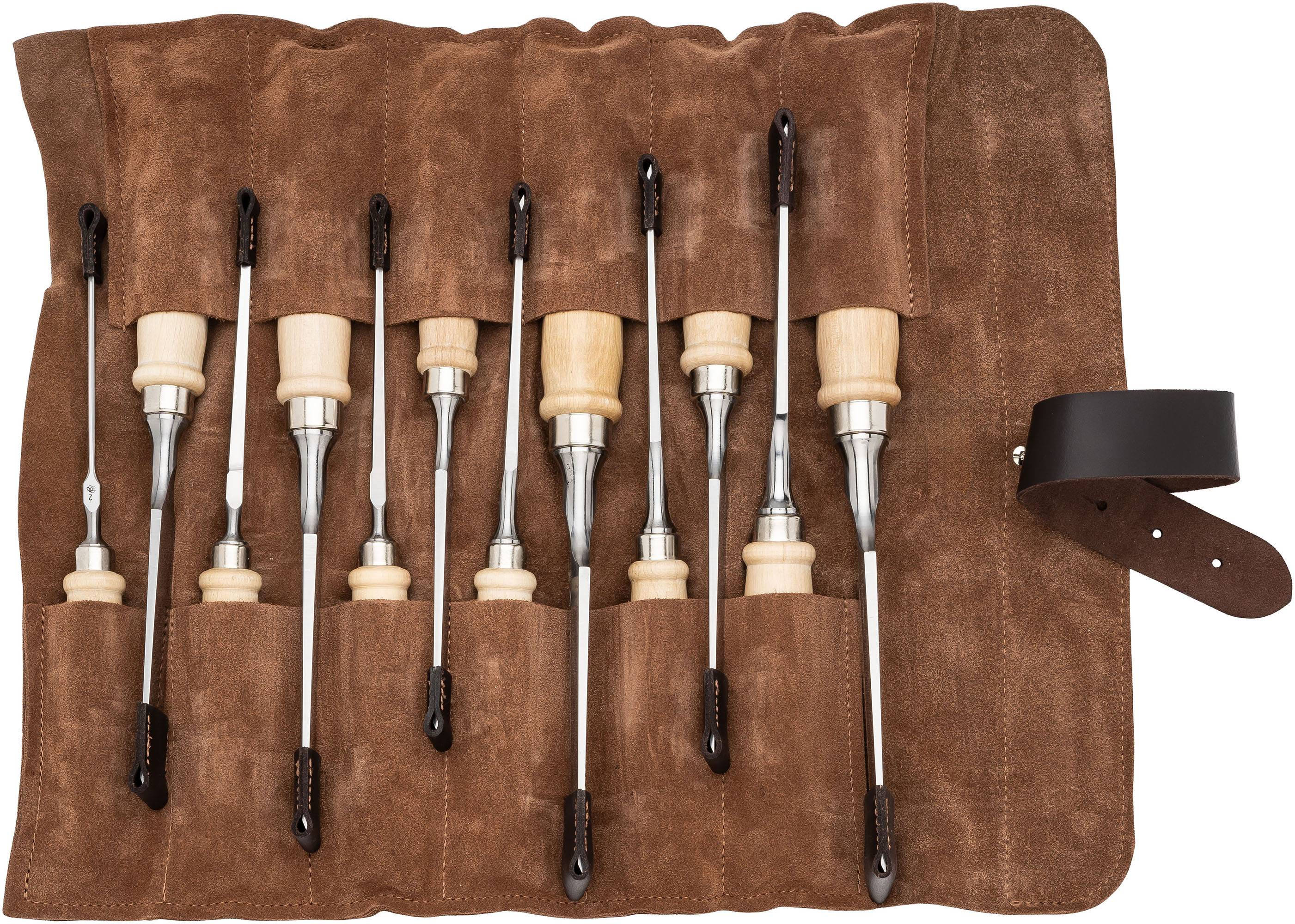 Ein Satz von acht Holzbearbeitungsmeißeln mit Holzgriffen, die in einem ausgerollten Werkzeugtasche aus braunem Wildleder präsentiert werden.