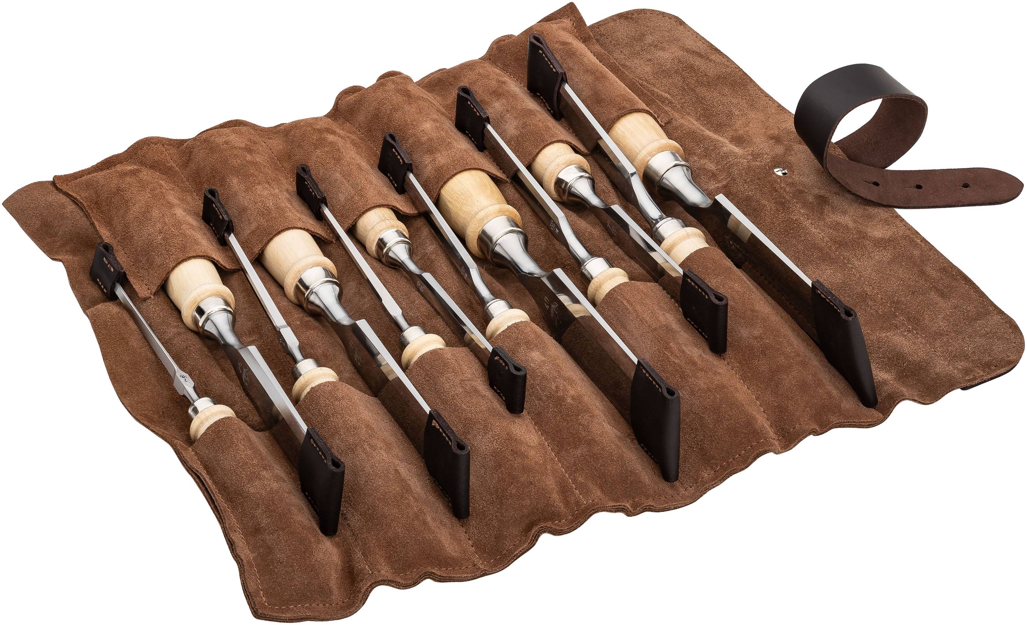 Ein Satz von acht Holzbearbeitungsmeiße mit Holzgriffen, ordentlich angeordnet in einem braunen Leder-Rollup-Etui mit einzelnen Fächern für jedes Werkzeug.