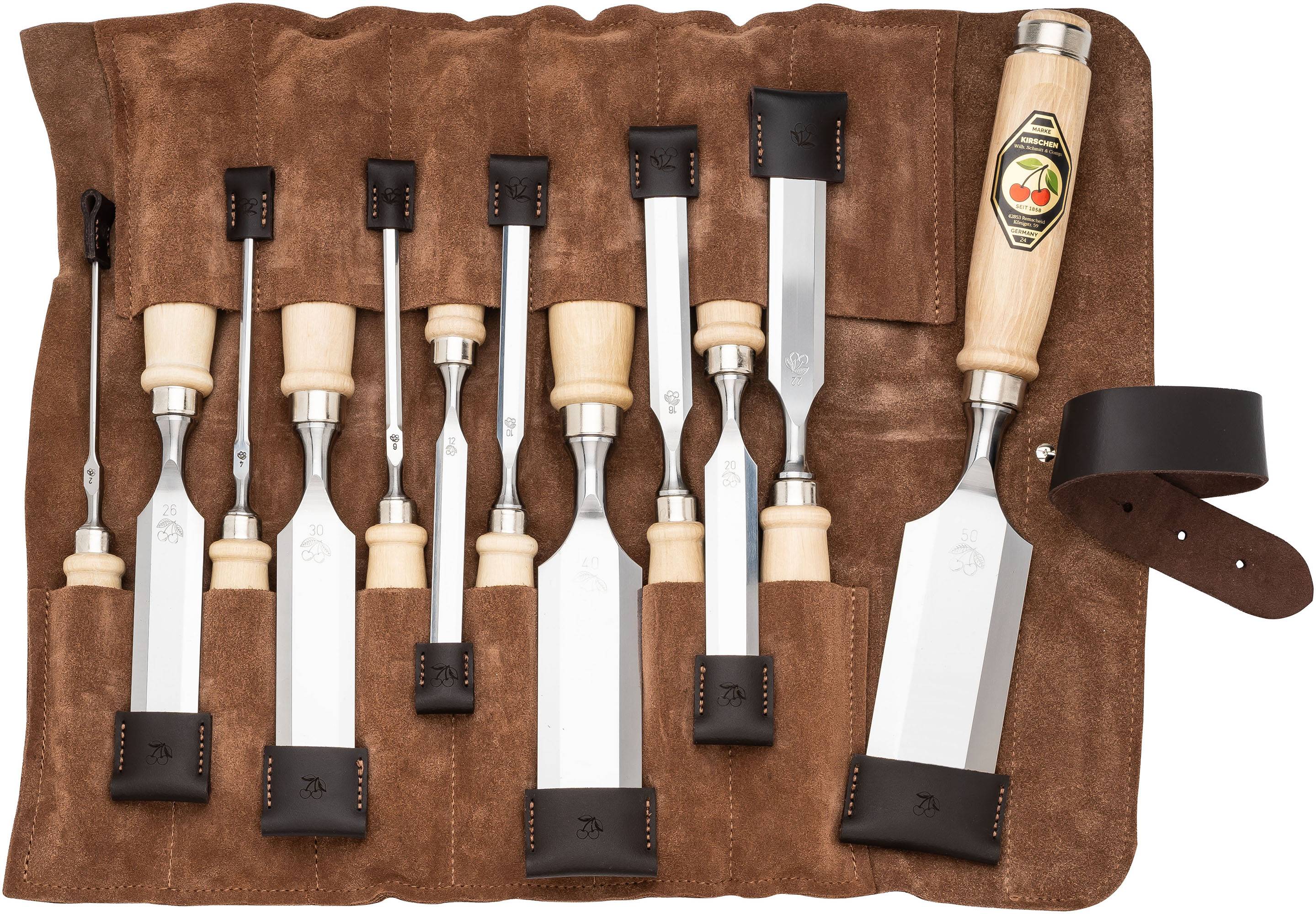 Holzbearbeitungsmeissel-Set mit Holzgriffen und Metallklingen, ordentlich in einem braunen Wildleder-Rolltasche angeordnet. Verschiedene Größen sind sichtbar.
