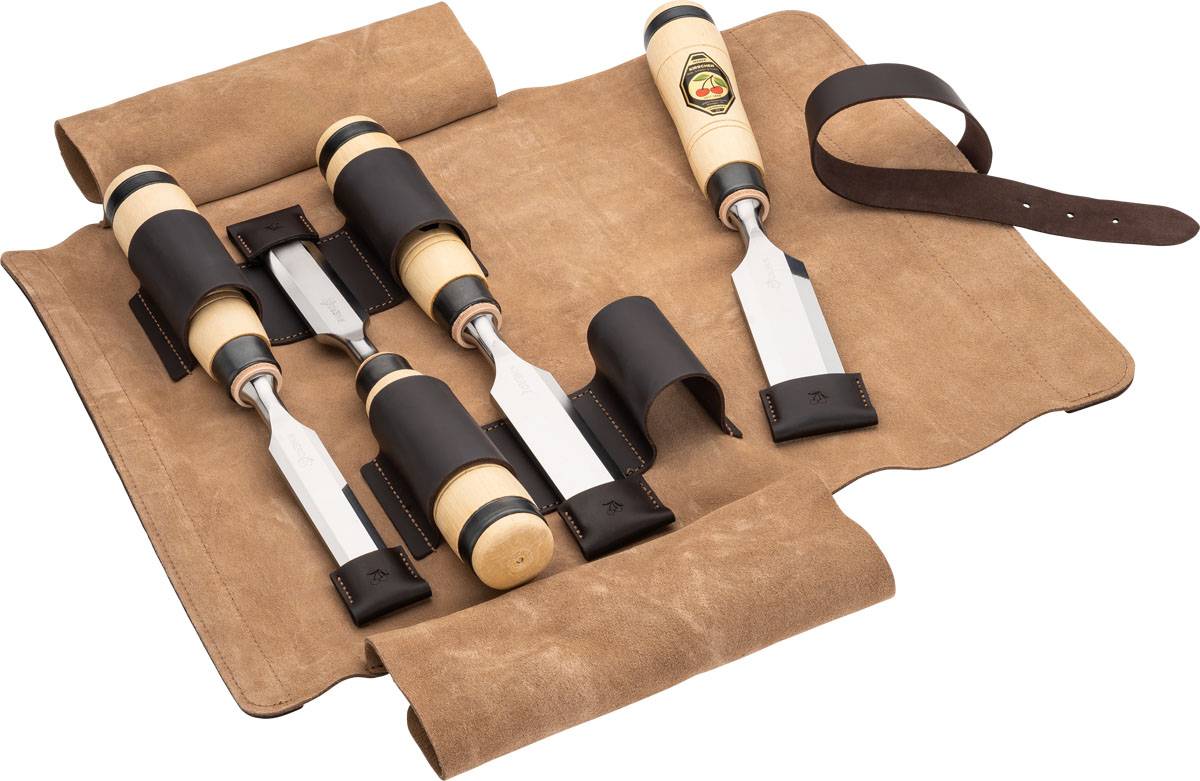 Satz von Holzschnitzwerkzeugen mit Holzgriffen und Lederscheiden, angezeigt auf einer offenen Lederrolle, mit einem Verschlussriemen ausgestattet.
