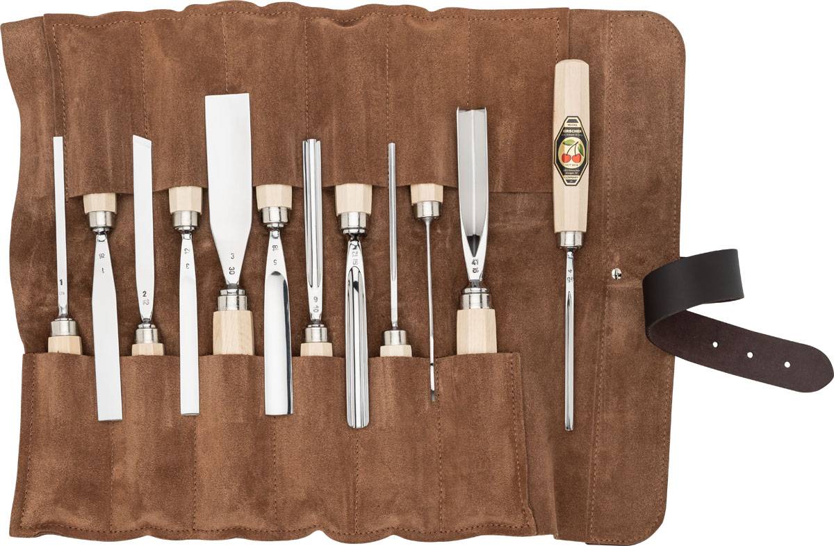 Eine braune Wildlederwerkzeugtasche fasst zehn Holzbearbeitungsmeißel und Schnitzwerkzeuge, jedes mit einer polierten Metallklinge und einem Holzgriff.