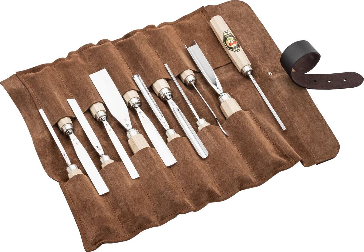 Ein zusammenrollbares Ledenetui, das einen Satz Holzbearbeitungsmeißel mit leichten Holzgriffen und Metallklingen zeigt, die ordentlich in einzelnen Fächern organisiert sind.
