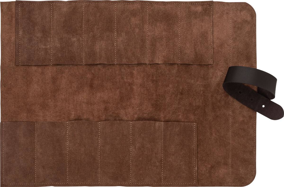 Ein braunes Wildleder-Etui zum Aufrollen mit Fächern und schwarzer Lederschnur, möglicherweise zum Lagern von Werkzeugen oder Utensilien.