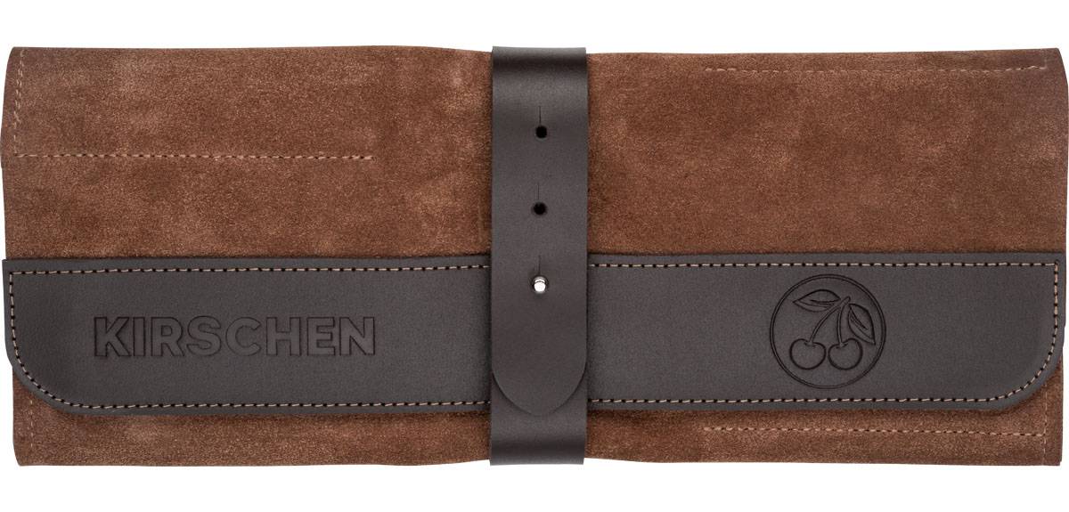 Eine braune Lederbrieftasche mit einem schwarzen Riemen in der Mitte, mit dem geprägten Text „HEN