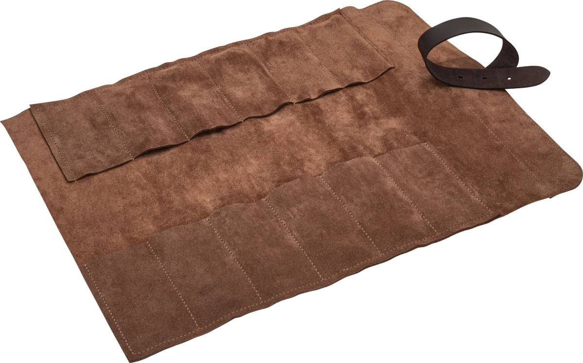 Eine braune Wildlederrolle für Messer mit mehreren genähten Fächern zum Organisieren und sicheren Transportieren von Messern.