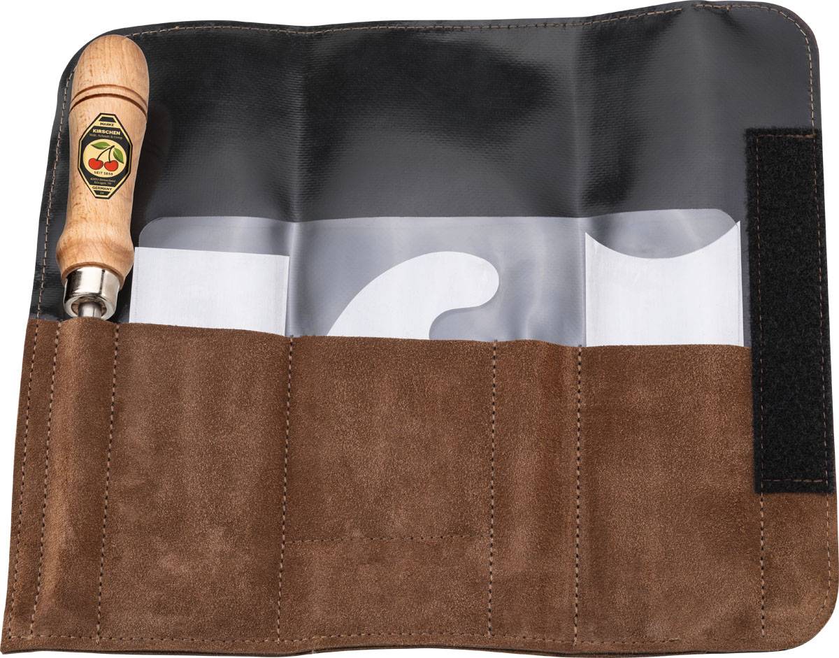 Eine Lederwerkzeugrolle entfaltet sich teilweise und gibt den Blick auf eine Nahaufnahme einer Ahle mit Holzgriff und Logo frei, vor einem glatten Ledergrund.