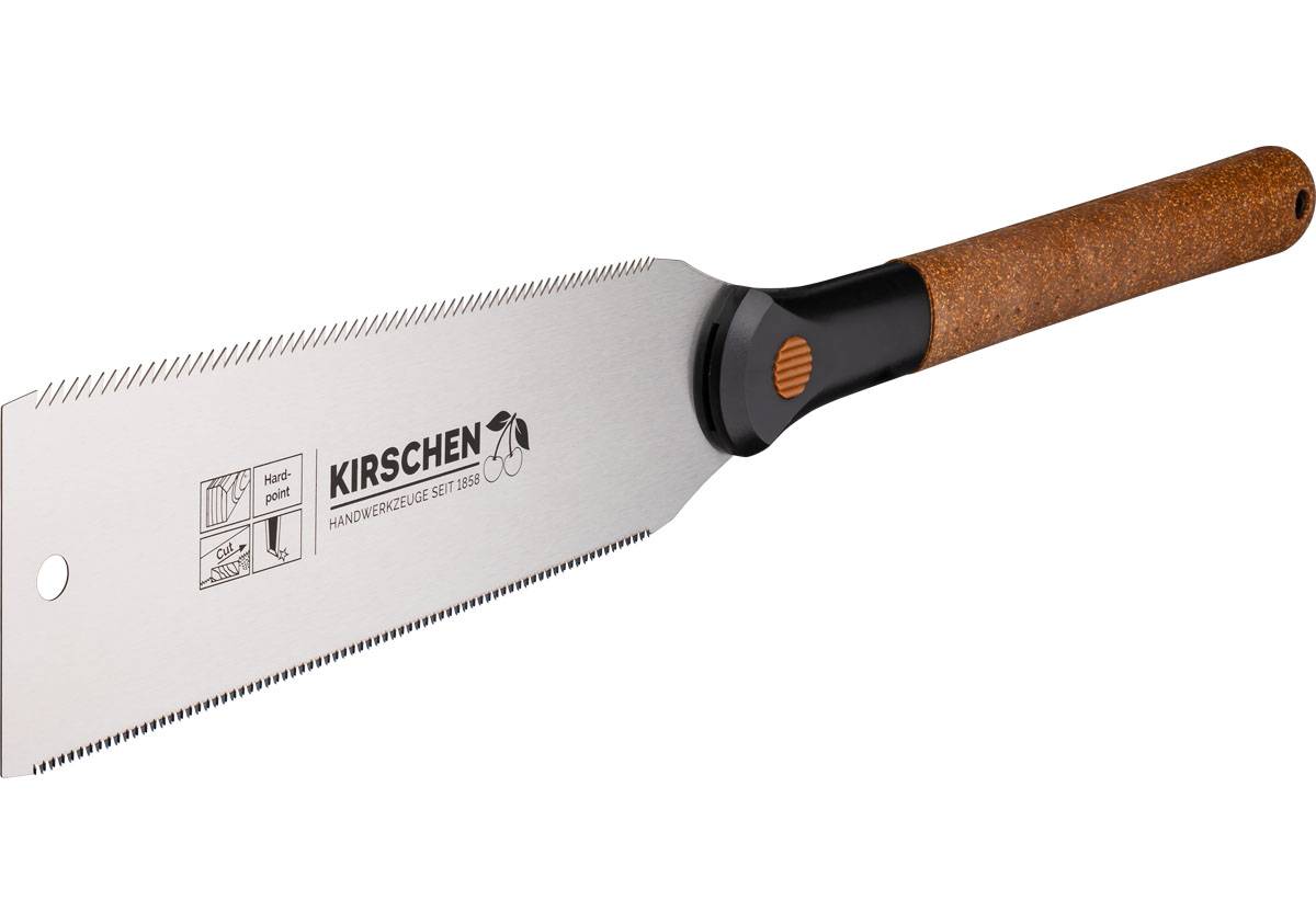 Eine Handsäge mit Holzgriff, auf dem Blatt das Wort „KIRSCHEN