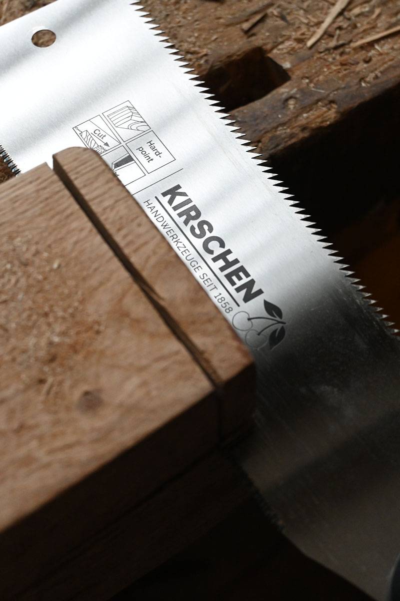 Ein Sägeblatt von Kirschen mit dem Text „HANDWERKZEUGE SEIT 1858