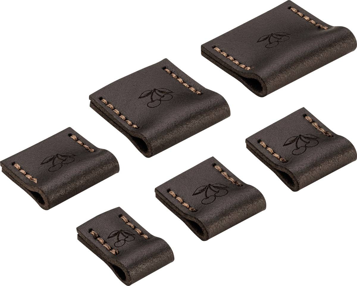 Fünf schwarze Lederkabelorganizer mit gesäumten Kanten und geprägtem Kirschenmotiv, gezeigt in verschiedenen offenen und geschlossenen Positionen.