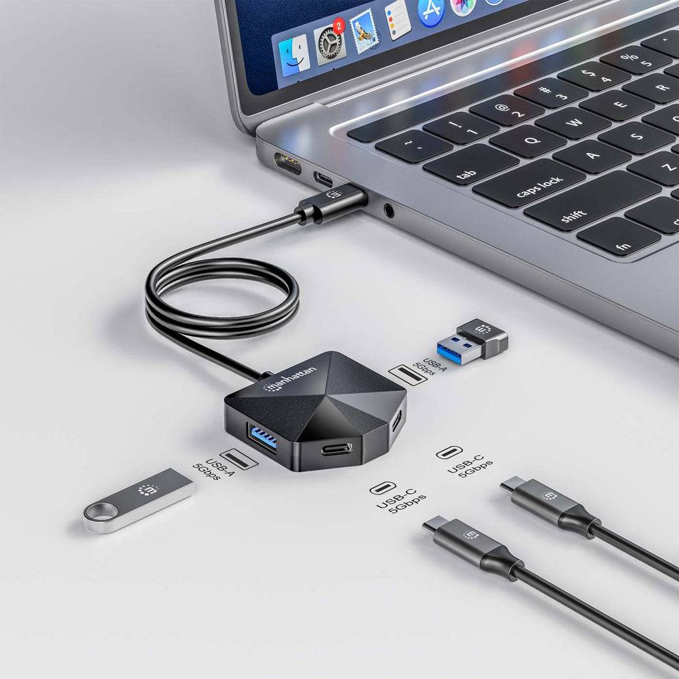 Ein Laptop, der an einen kompakten USB-C-Hub angeschlossen ist, mit Beschriftungen, die seine Anschlüsse und Zubehör für USB-A-, USB-C-, HDMI- und Kartenleserverbindungen zeigen.