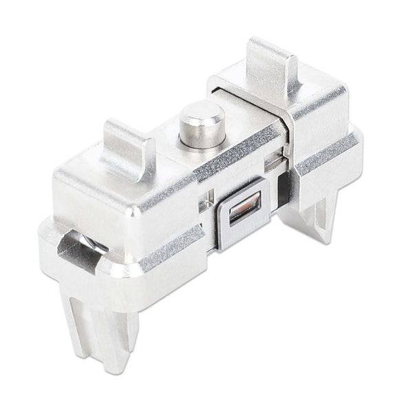 Metallischer Silber-Sicherungshalteclip mit Befestigungslaschen, isoliert auf weißem Hintergrund dargestellt.