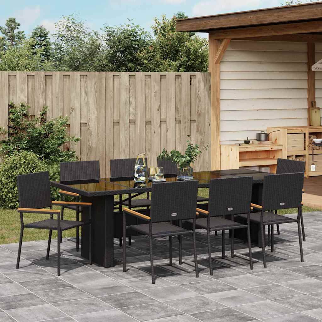 Außenbereich mit einer Essgruppe, bestehend aus einem Esstisch und sechs Stühlen, und einem mit einem Pergola überdachten Küchenbereich im Hintergrund, umgeben von einem Holzzaun.