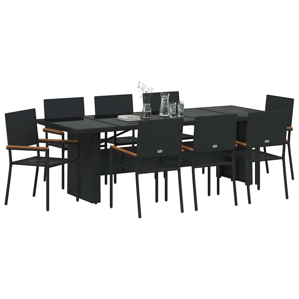 Outdoor-Essgruppe mit einem schwarzen Tisch und acht Stühlen, ausgestattet mit Holzarmlehnen. Auf dem Tisch befinden sich Bücher, eine Vase und Gläser.