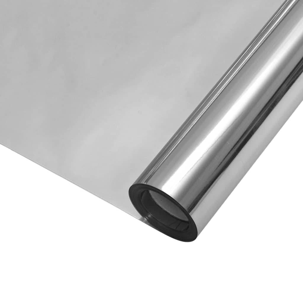 Eine Rolle aus glänzender, reflektierender Aluminiumfolie, die auf weißem Hintergrund teilweise abgerollt ist.