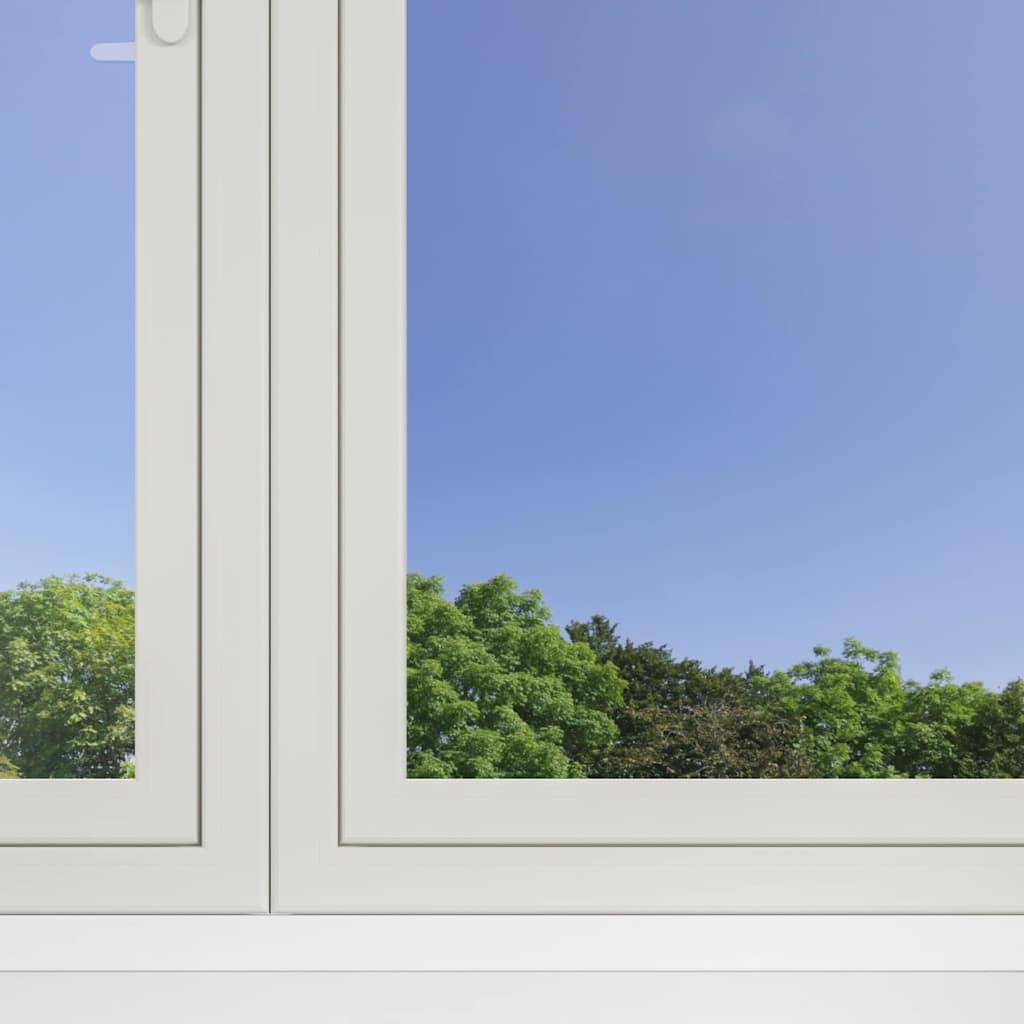 Ein weißgerahmtes Fenster, das einen klaren blauen Himmel und grüne Bäume im Außenbereich zeigt.