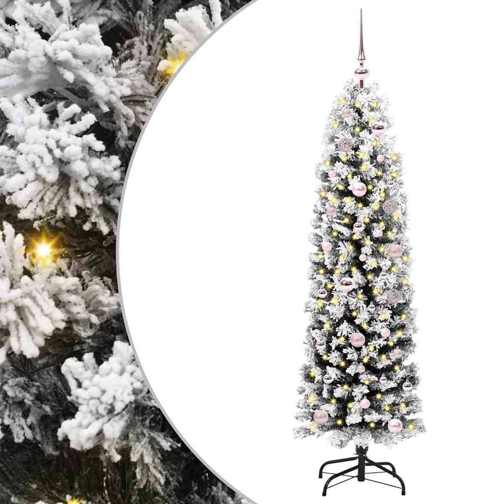 Ein hoher, schlanker künstlicher Weihnachtsbaum mit gefrosteten Zweigen, Lichtern und Schmuck steht auf einer Metallbasis vor einem weißen Hintergrund.
