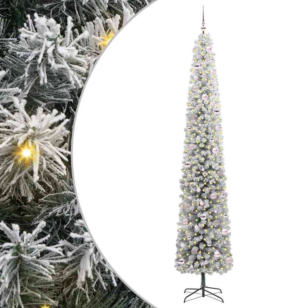 Hoher, schlanker Weihnachtsbaum mit schneebedeckten Zweigen und warmweißen Lichtern, vor einem winterlichen Hintergrund präsentiert.