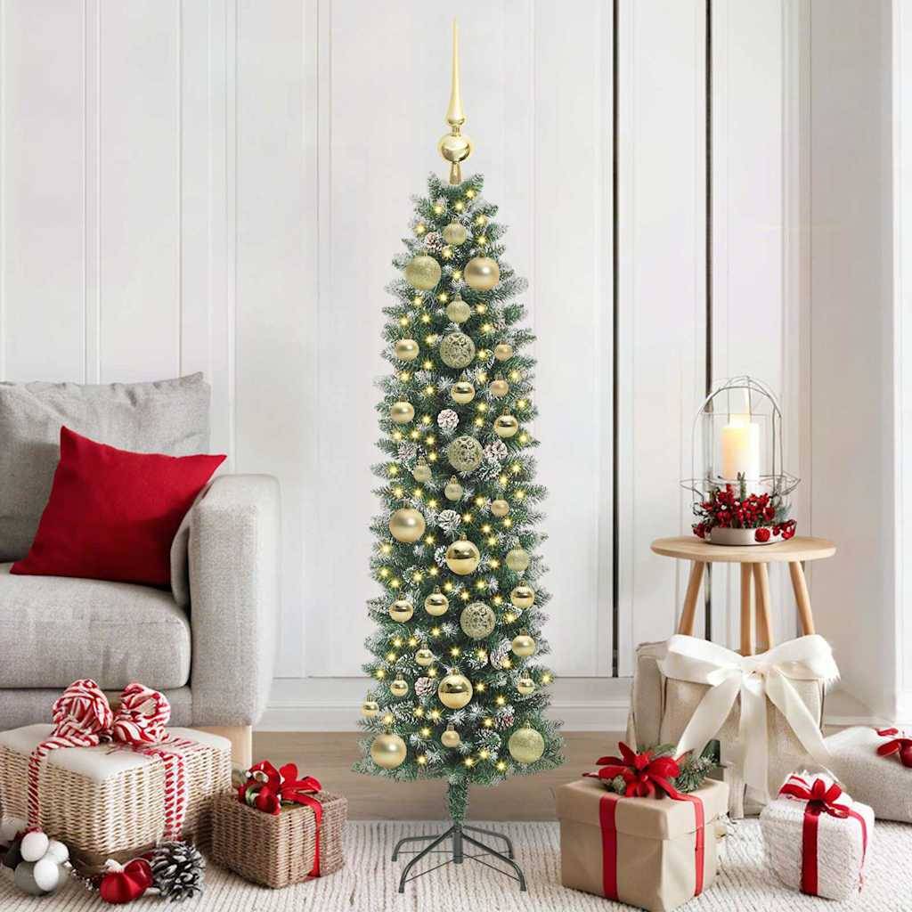Ein hoher, schlanker Weihnachtsbaum, geschmückt mit gold- und weißfarbenen Kugeln, steht neben einem Sofa. In der Nähe befinden sich verpackte Geschenke und eine Kerzenlaternen.