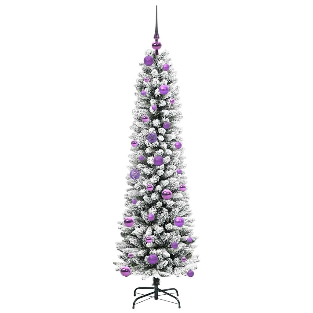 Ein großer, schlanker Weihnachtsbaum mit weiß gefrosteten Ästen, verziert mit violetten Kugeln und gekrönt mit einer violetten Spitze, steht auf einem schwarzen Ständer.