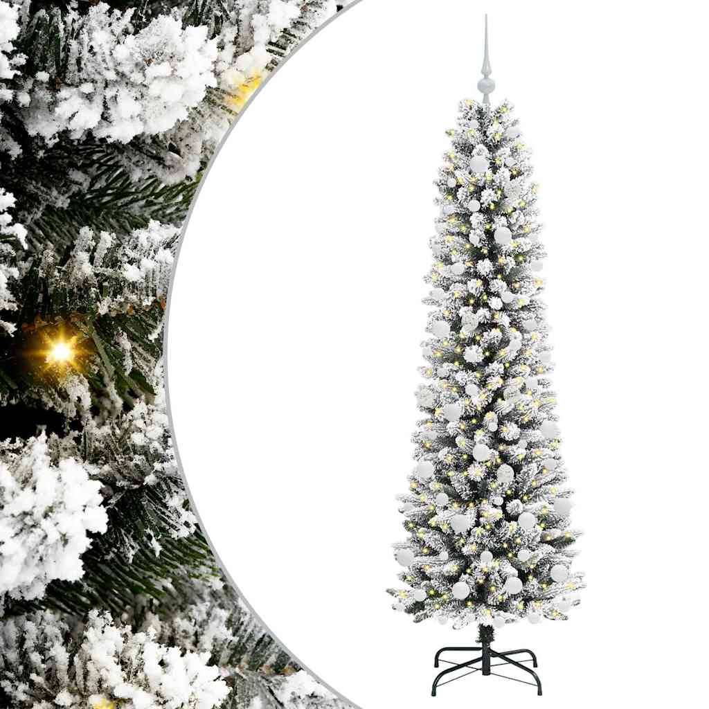 Mit Schnee bedeckter künstlicher Weihnachtsbaum mit weißen Kugeln und Lichtern, in voller Länge auf einem Ständer gezeigt.