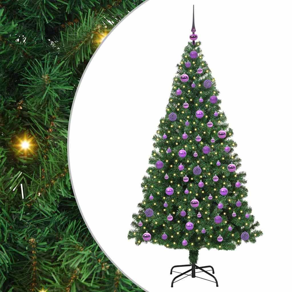 Künstlicher Weihnachtsbaum, geschmückt mit lila Christbaumkugeln und Lichtern, vor einem Hintergrund von Nadelbaumzweigen.