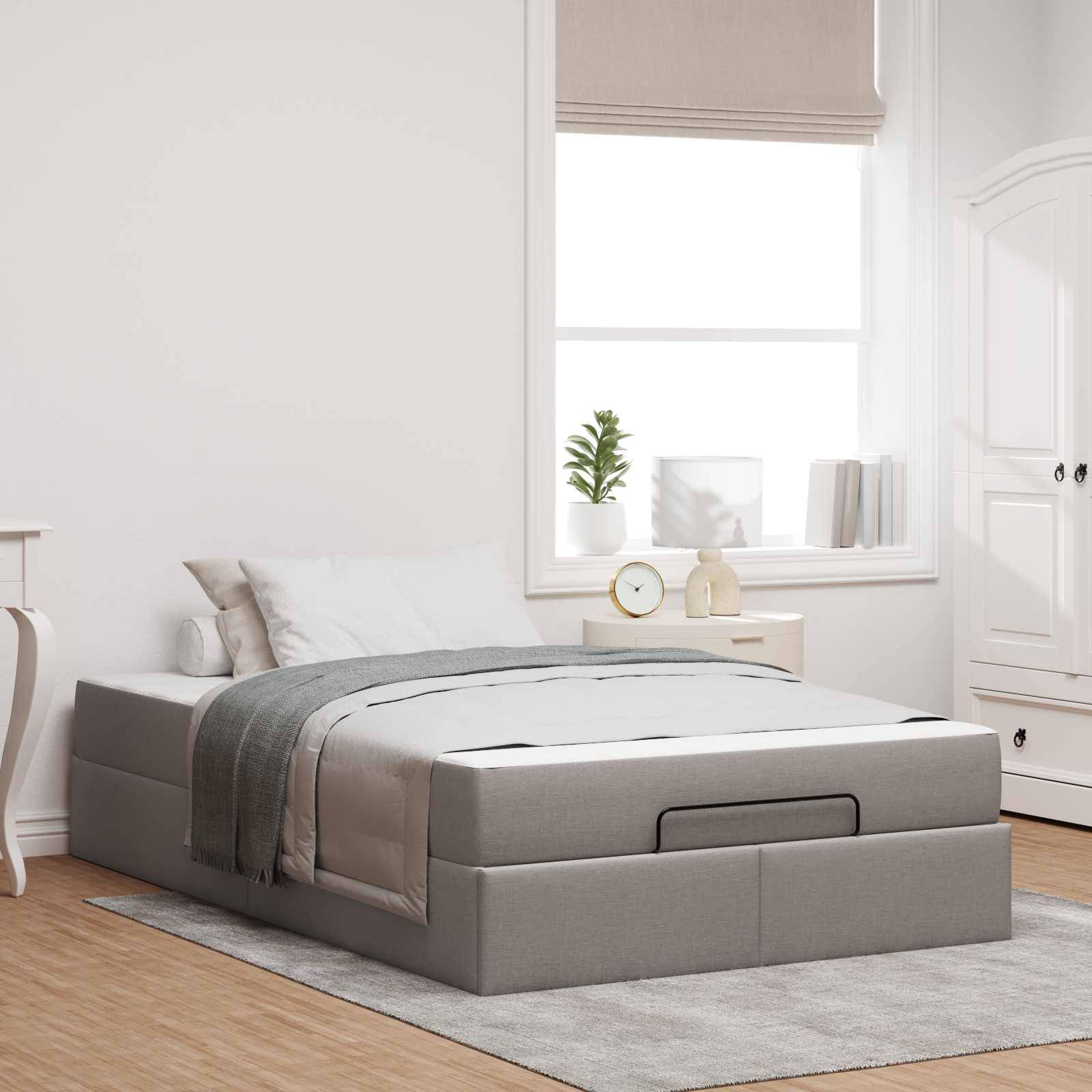 Ein modernes Schlafzimmer mit einem grauen Bett und weißer Bettwäsche, ein Fenster mit Jalousien und ein heller Holzboden. Eine kleine Pflanze und eine Lampe stehen auf dem Nachttisch.