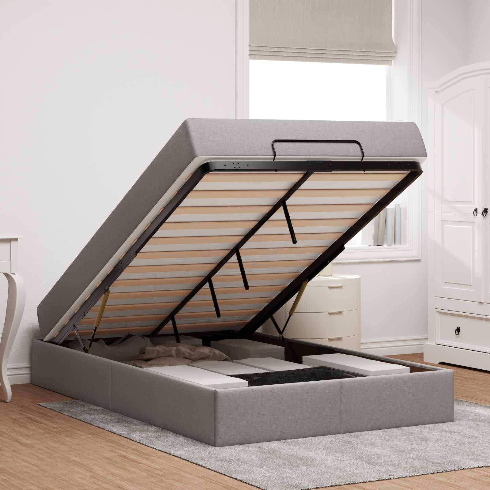 Ein modernes Schlafzimmer mit einem offenen Ottomanbett mit Stauraum darunter, in dem gelagerte Gegenstände sichtbar sind. Hellgetönte Wände und Möbel ergänzen die Einrichtung.