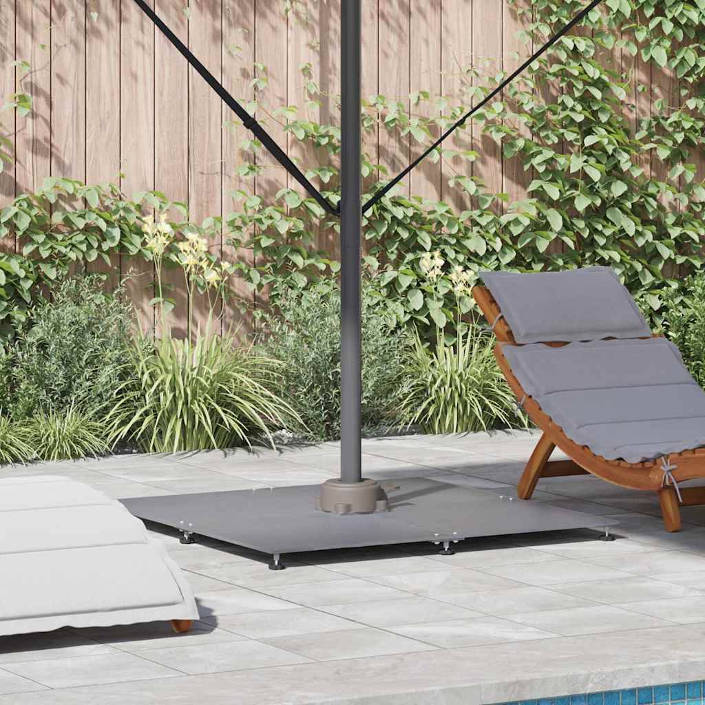 Außenterrasse mit zwei gepolsterten Liegestühlen um einen großen Schirmständer neben einem Pool, vor einem mit Efeu bewachsenen Holzzaun.
