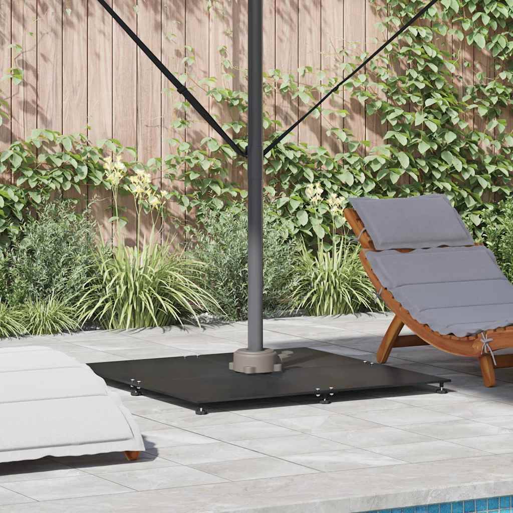 Sonnenschirmständer verankert unter einem zentralen Pfosten neben Liegestühlen auf einer gekachelten Pooldeck, mit einem Holzzaun und Grünflächen im Hintergrund.