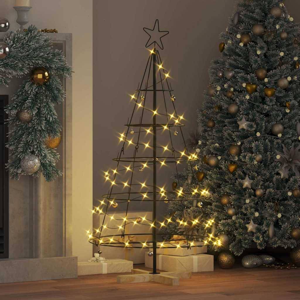 Ein gemütliches Wohnzimmer mit einem leuchtenden, mit einem Stern gekrönten Metallweihnachtsbaum neben einem geschmückten Tannenbaum und einem mit festlichen Ornamenten verzierten Kamin.