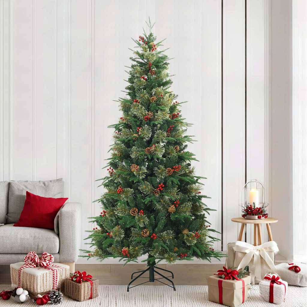 Geschmückter Weihnachtsbaum mit roten Beeren und Lichtern in einem hellen Wohnzimmer, neben einem Sofa und eingepackten Geschenken.
