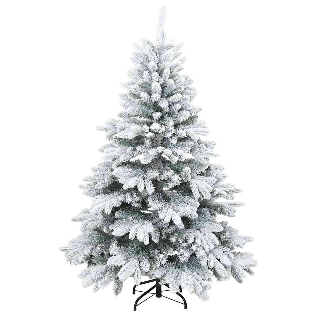 Ein schneebedeckter künstlicher Weihnachtsbaum auf einem schwarzen Metallständer vor einem einfarbigen weißen Hintergrund.