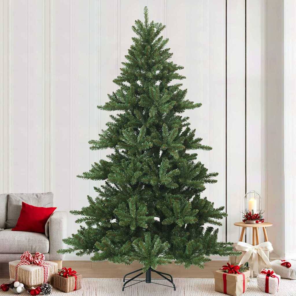Undekorierter künstlicher Weihnachtsbaum auf einem Ständer in einem Wohnzimmer, mit eingewickelten Geschenken und einem Sofa in der Nähe.