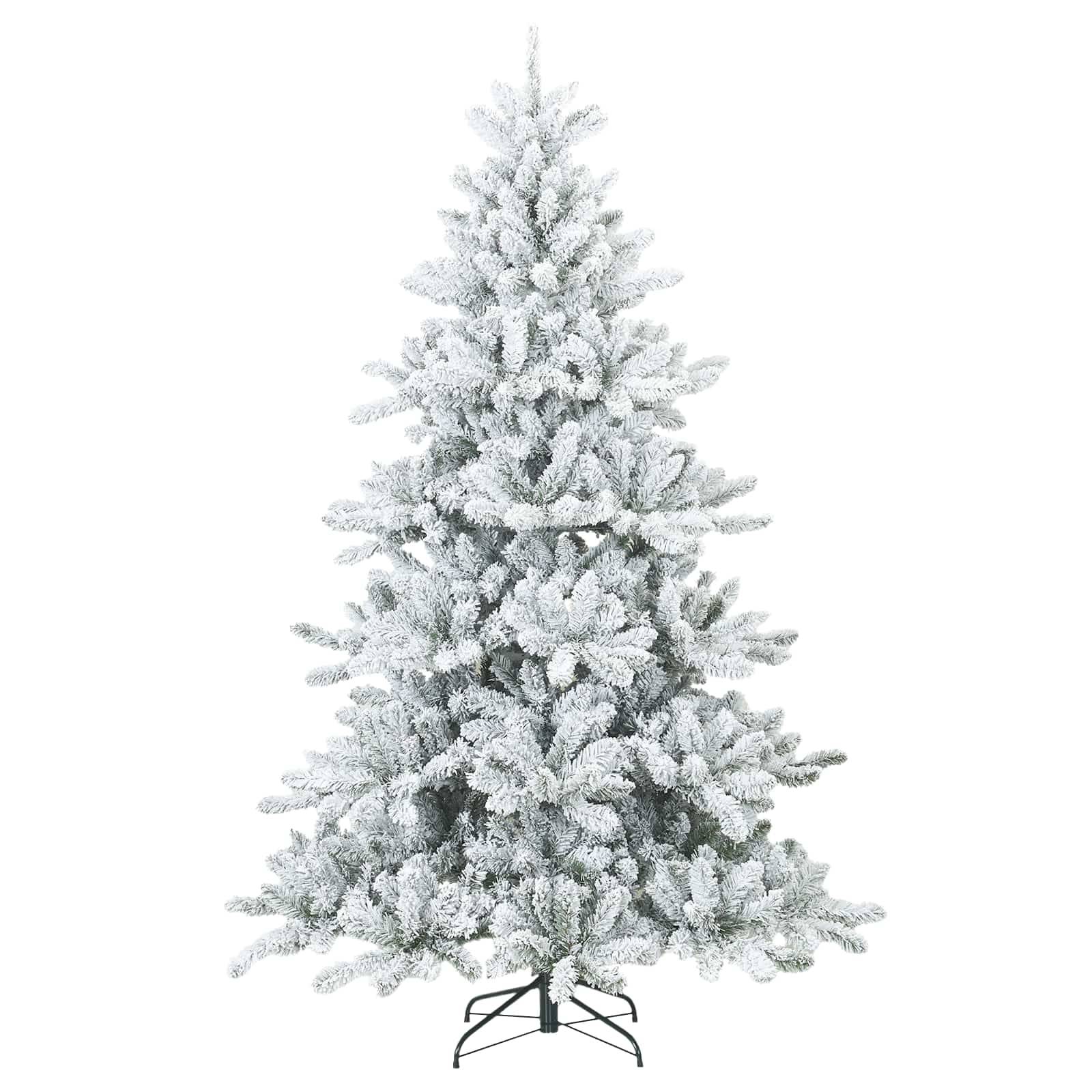Ein künstlicher Weihnachtsbaum mit bereiften Zweigen steht auf einer Metallbasis. Sein verschneites Aussehen erzeugt eine winterliche, festliche Stimmung.