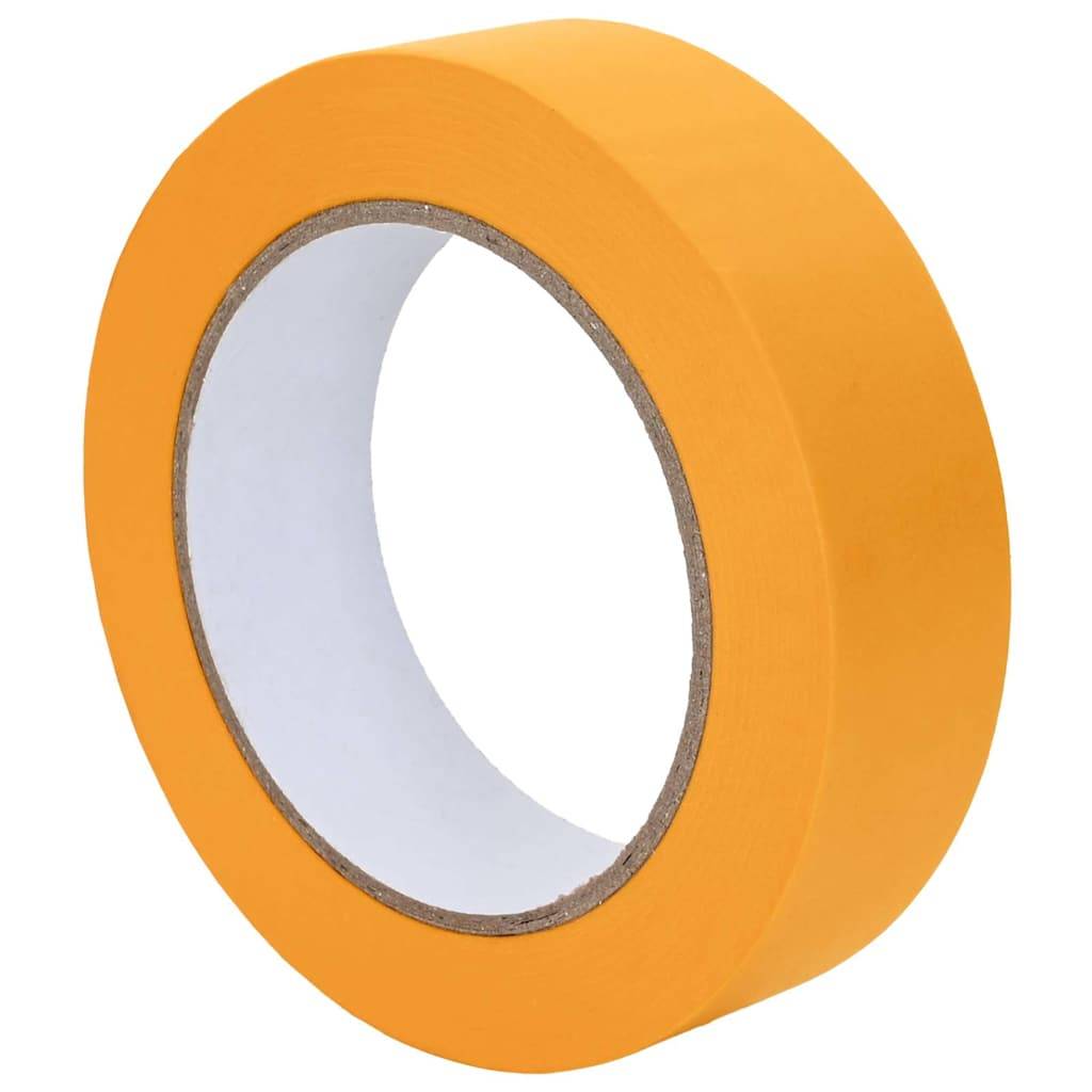 Eine Rolle orangefarbenes Klebeband mit einem weißen Innenkern, aufrecht gegen einen einfarbigen weißen Hintergrund gestellt.