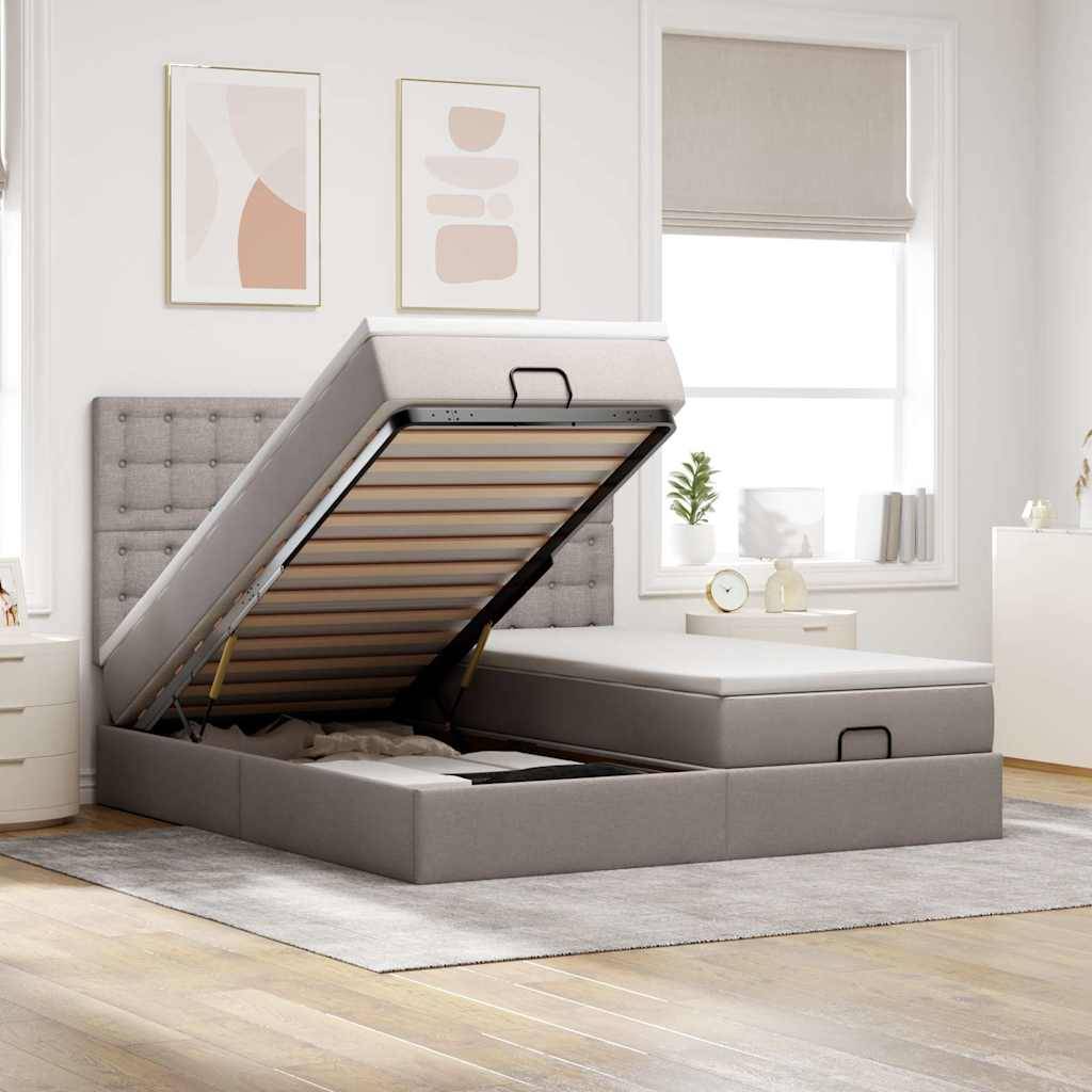 Ein modernes graues Ottomane-Bett mit geöffnetem Stauraum, eingesetzt in einem minimalistischen Schlafzimmer mit abstrakter Wandkunst und einem Fenster mit Jalousien.